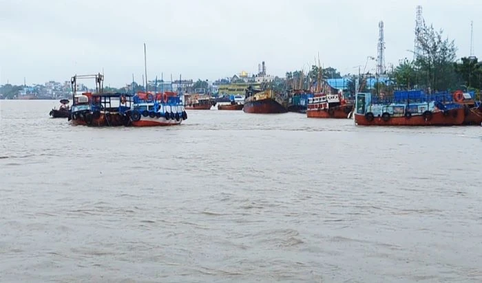 গভীর লঘুচাপের প্রভাবে সুন্দরবন-উপকূলে টানা বৃষ্টি, জনজীবন বিপর্যস্ত